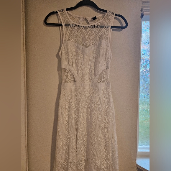 White floral lace gown - Picture 2 of 6